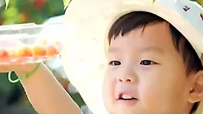 체리 무늬 트윈룩 입은 '체리 왕자' 은우·정우, 능숙한 수확 실력까지