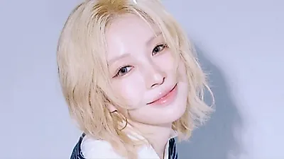 보아, 금발 뽀글머리로 깜짝 변신…노란 마이크 든 'BoA the MIC'