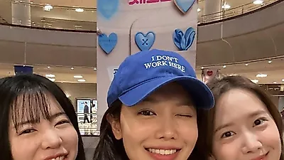 윤아·수영·써니, 티파니 뮤지컬 '유미의 세포들' 백스테이지 깜짝 방문