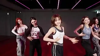 키키(KiiiKiii), 'Candy Pink Magic Hole Flip Phone (나 어떡해)' 안무 영상 공개