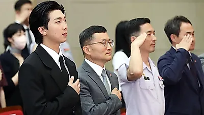 BTS RM, 김홍도 전시로 첫발…국립중앙박물관 첫 글로벌 얼굴