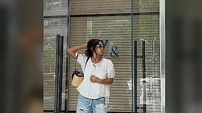 화이트 블라우스에 데님 쇼츠, 배우 황신혜의 세련된 근황과 '같이 삽시다' 추격전