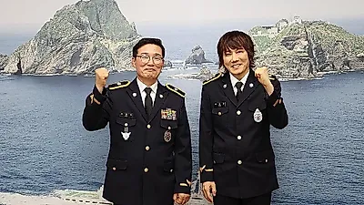 '독도 지킴이' 김장훈, 동해해경청 홍보대사 위촉…경정 계급장 수여받아