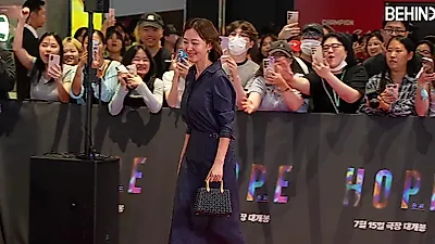 이지아, 영화 '호프' 시사회 참석... 화이트 민소매에 네이비 팬츠로 선보인 성숙한 스타일링