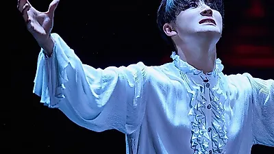 레드 헤어 버린 김준수, 흑발로 재해석한 뮤지컬 '드라큘라'