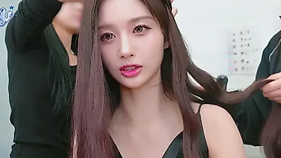 NMIXX 설윤, 광고 촬영장 비하인드 공개…'아이시떼쿠타사이' 연상시키는 비주얼