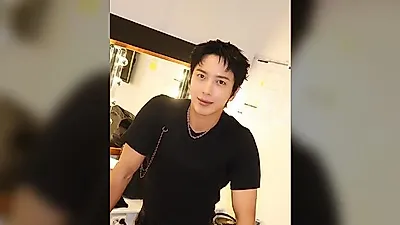 정용화, 유럽 투어 중 공개한 탄탄한 피지컬 근황…헤이그 대기실 셀카 눈길
