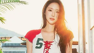 브브걸 민영, 푸른 수영장 배경으로 드러낸 청량한 여름 에너지