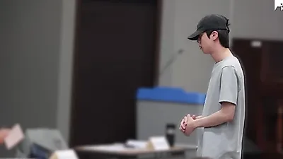 BTS 진 회색 티셔츠까지 읽혔다…아이돌 투표 인증이 조심스러운 이유
