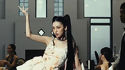 ITZY 예지, 월드투어 중 근황 공개…데님 쇼츠 스타일링 선보여