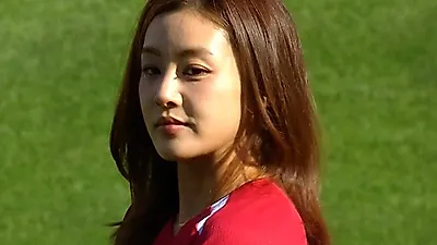 강소라, 14년 만에 사직 마운드…붉은 롯데 유니폼 입고 시구