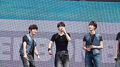 "더위와 물총 전쟁 준비" KickFlip, WATERBOMB 2026 무대 뒤 비하인드 공개