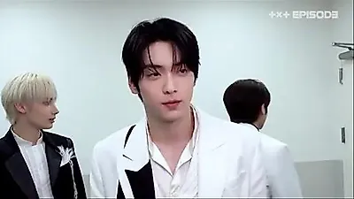 TXT, KM 차트 어워즈 무대 뒤 반전…거울 앞 점검하다 웃음 터졌다