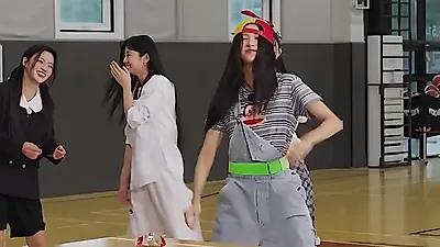 무대 위 카리스마는 잠시 내려놓고, 아일릿의 '찐' 승부욕 드러난 피구 한판