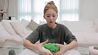 무대 위 카리스마는 어디에? 레드벨벳 슬기, 스트레스 날리는 '슬라임 힐링' 공개