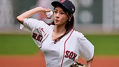 하지원, MLB 펜웨이 파크 마운드 올라 스트라이크 시구 성공