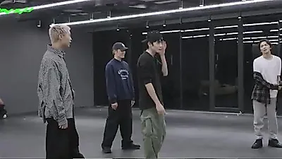 NCT 127 ‘Blingy’ 연습실 공개…10주년에도 각도·타이밍 맞췄다