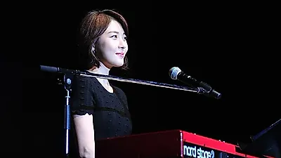 하지원, 광저우 첫 팬미팅 어땠나…팬들의 생일 축하에 눈물