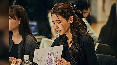 소녀시대 유리, 수영 연극 무대 깜짝 방문…'20년 우정' 담긴 꽃 선물