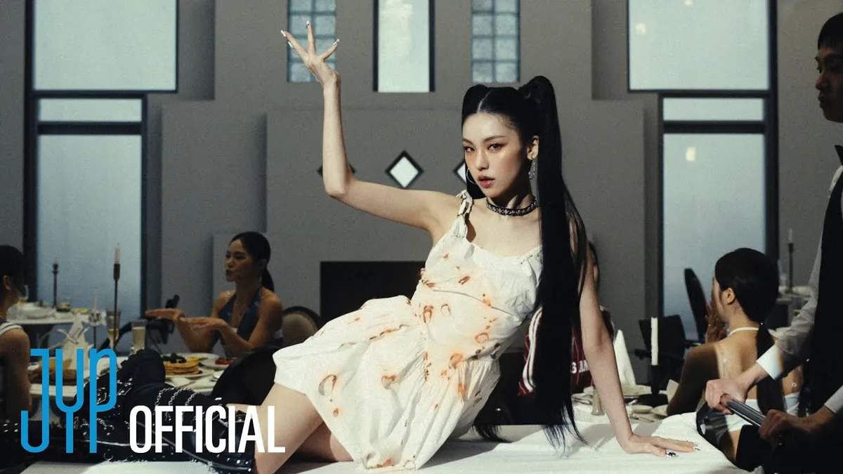 ITZY 예지, 월드투어 중 근황 공개…데님 쇼츠 스타일링 선보여