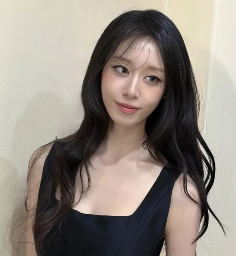 티아라 지연, 블랙 드레스 입고 드러낸 슬림한 실루엣