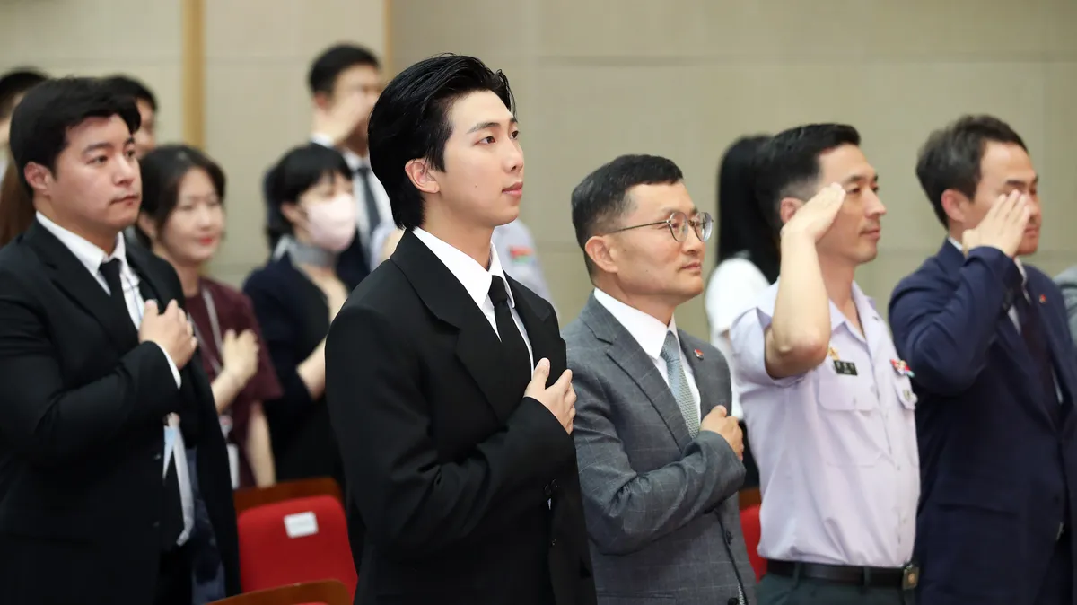 BTS RM, 김홍도 전시로 첫발…국립중앙박물관 첫 글로벌 얼굴