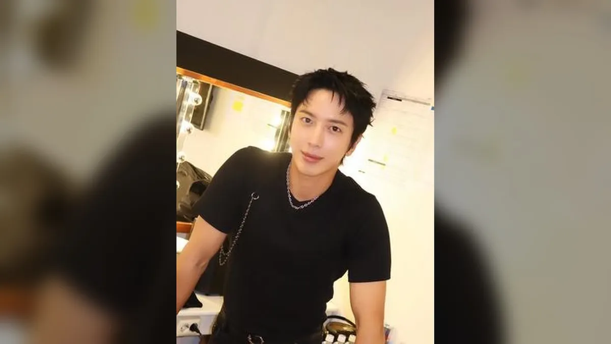 Jung Yong-hwa Shares Backstage Selfie During Europe Tour