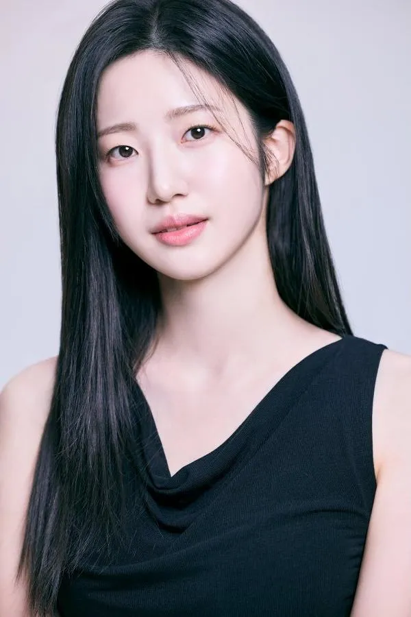 Han Ka-ram flips from soft white knit to all-black in new profiles