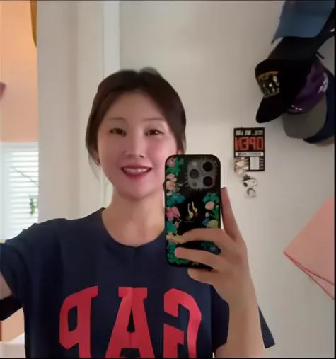 Kim Su-young Greets Fans with a Mirror Selfie in Official YouTube Video