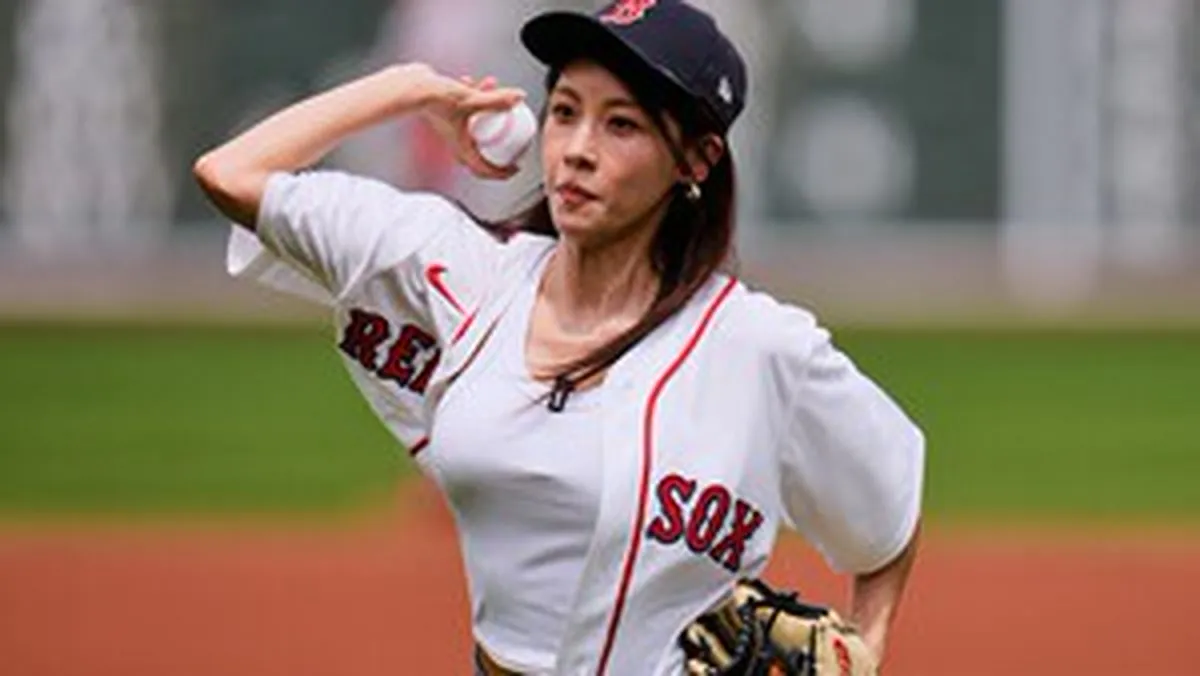 하지원, MLB 펜웨이 파크 마운드 올라 스트라이크 시구 성공