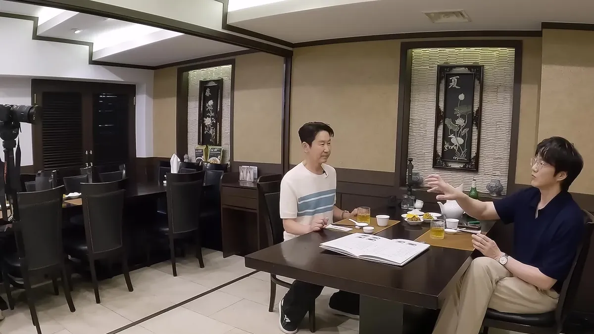 SUNG SI KYUNG's 'Eatlology' | Hongbok at Ihyeon Station (with Shin Dong-yup) Surpasses 1 Million Views — YouTube