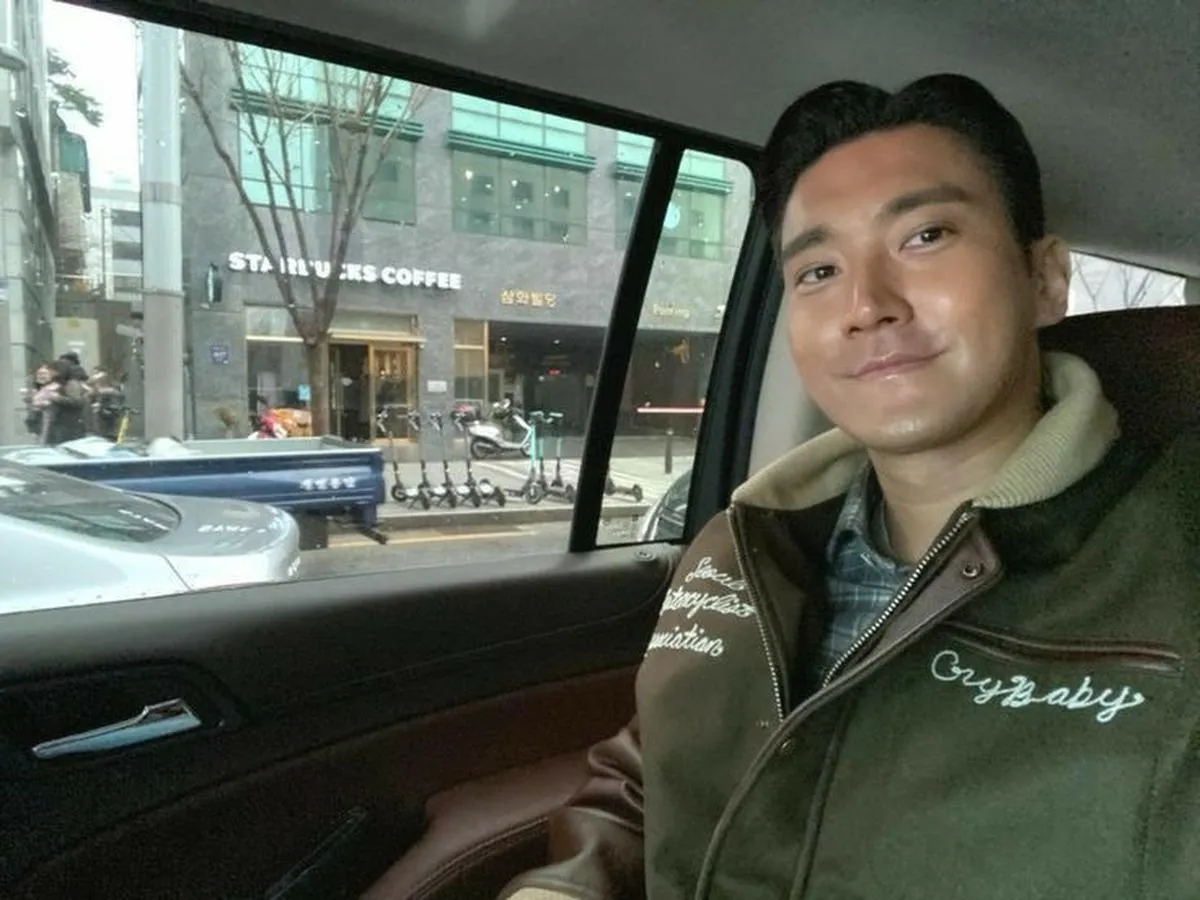 Choi Si-won Begins Communicating on Threads with Photo of Himself Riding a Horse