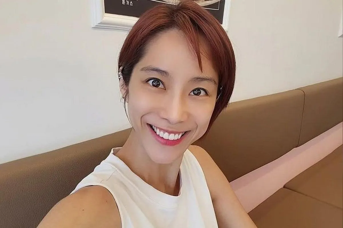 Jo Min-ah Prepares for Consultation with Tarot Cards