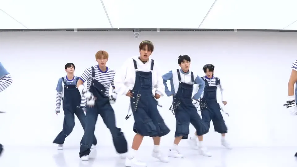 Los miembros de NEXZ ensayan la coreografía de Hellmate en la sala de prácticas