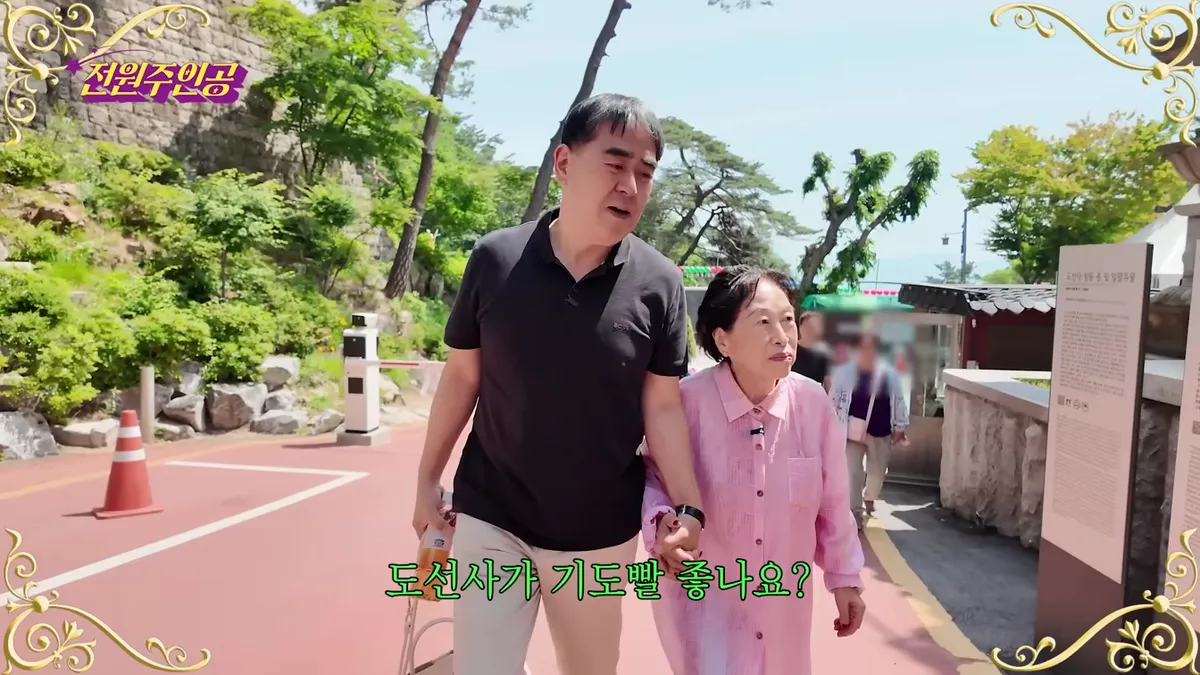 Jeon Won-ju visita un templo budista con su hijo en su canal oficial de YouTube