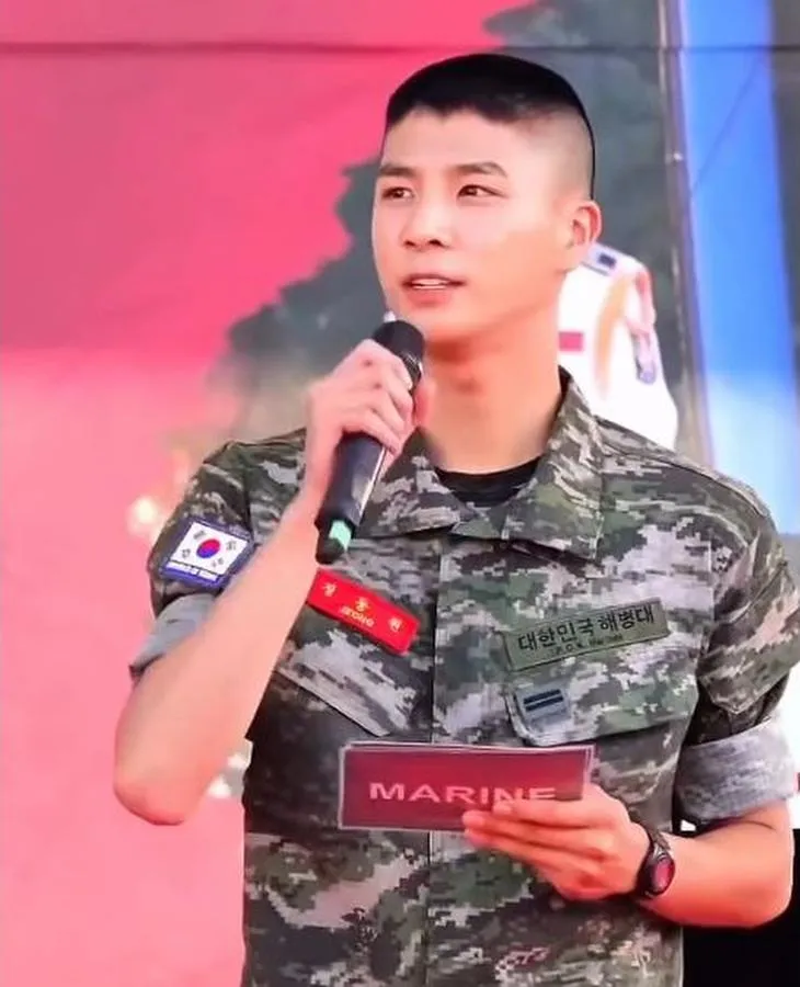 Private Jung Dong-won Hosts Victory Commemoration Ceremony in Marine Corps Combat Uniform