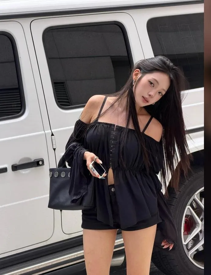 노지선, 화이트 차량 배경의 올블랙 데일리룩 공개