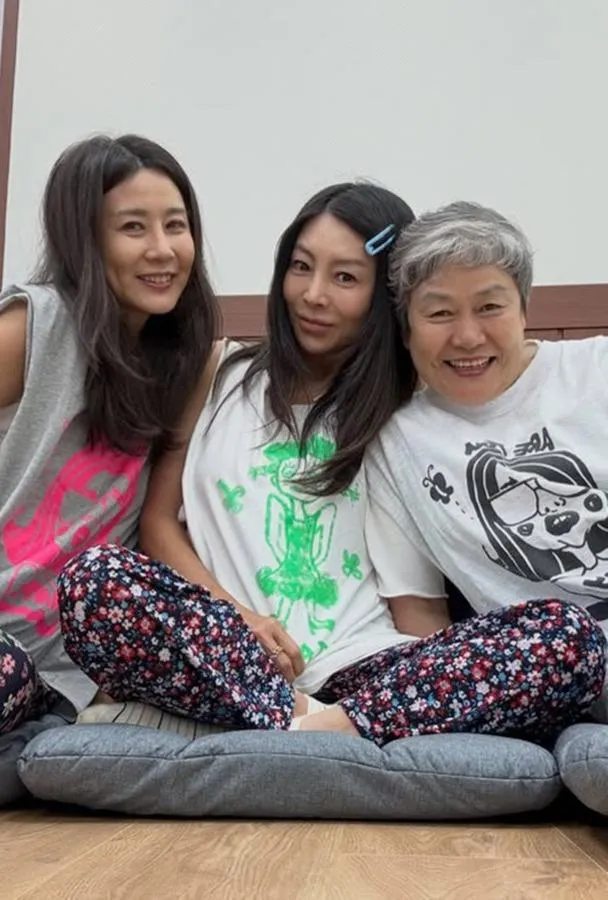 "버리긴 아까운데" 황신혜, 점프슈트 잘라 농사 일복으로 리폼한 사연