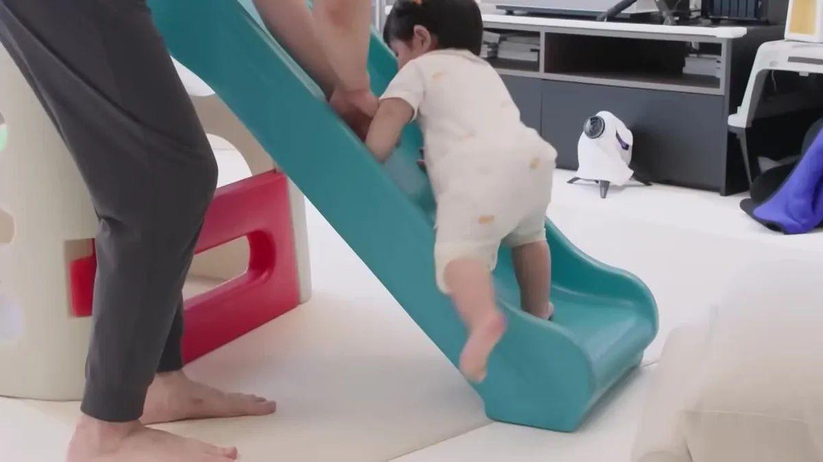 아빠 오열에 손가락 토닥토닥, 17개월 하루의 깜짝 위로