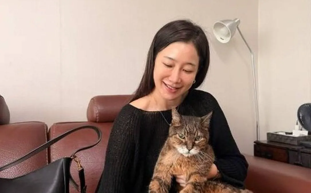 "나도 잘 알아보지 못한다" 배우 김하영, 치매 앓는 17살 반려묘 웅이를 향한 애틋한 고백