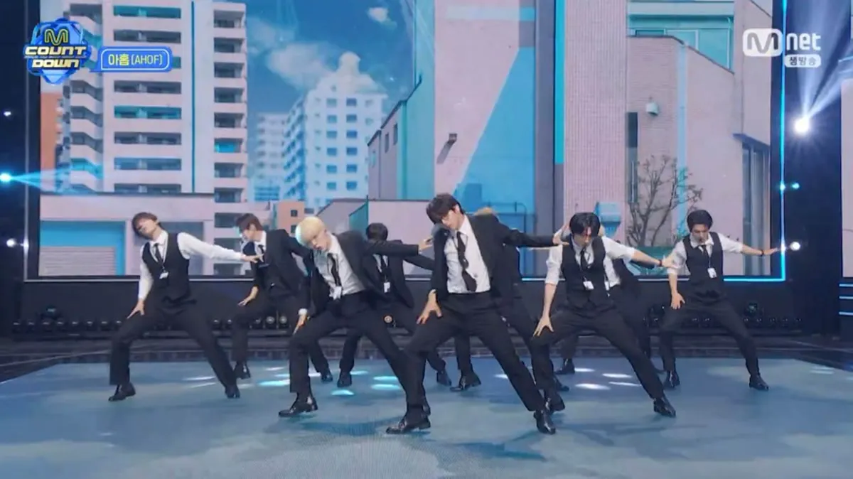 AHOF se transforma en oficinistas con su nueva presentación de 'RUN TO YOU' en Mnet 'M Countdown'