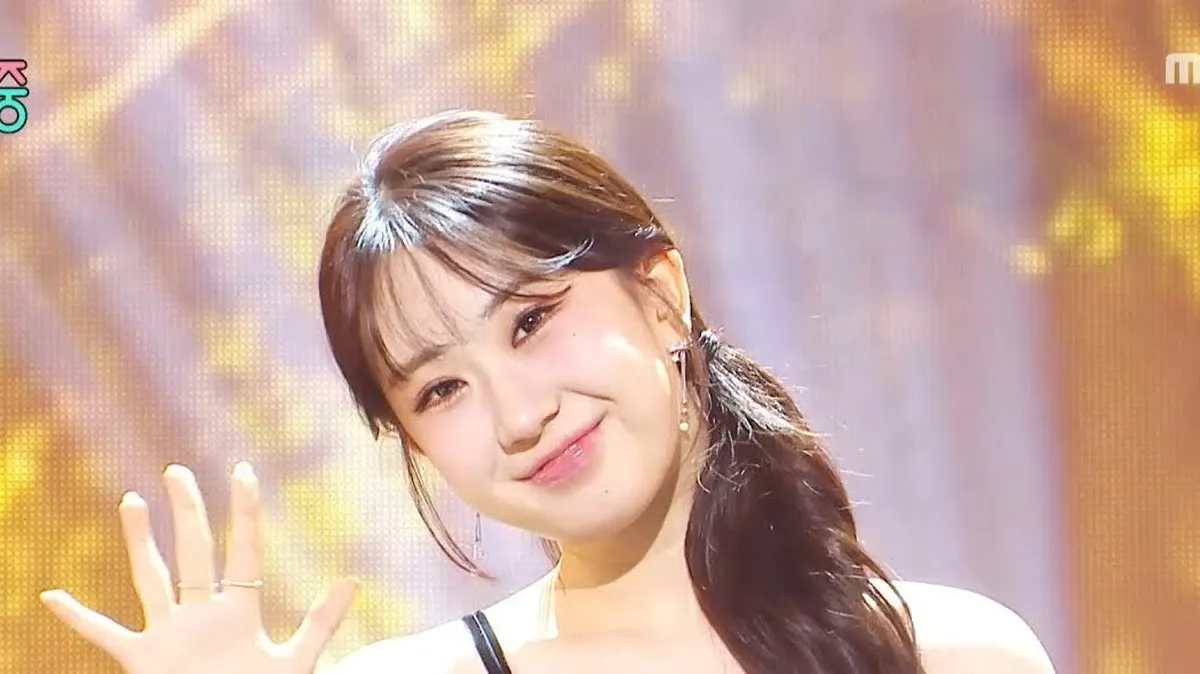 전유진, 핑크빛 드레스로 밝힌 음악 방송 현장 근황... '음중 이모저모'