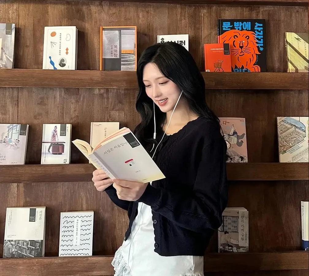 Gaeul de IVE conecta con sus fans a través de contenido de lectura en YouTube
