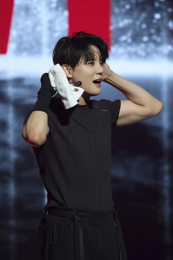 오사카 달군 김준수의 'GRAVITY' 투어, 붉은 머리 벗고 뮤지컬 '드라큘라'로 곧장 복귀
