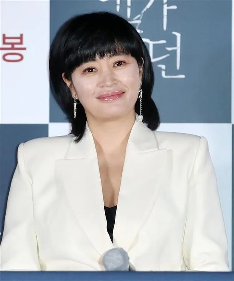 보라색 재킷에 롱 펌 헤어까지, 김혜수가 보여준 인플루언서 박경희의 모습
