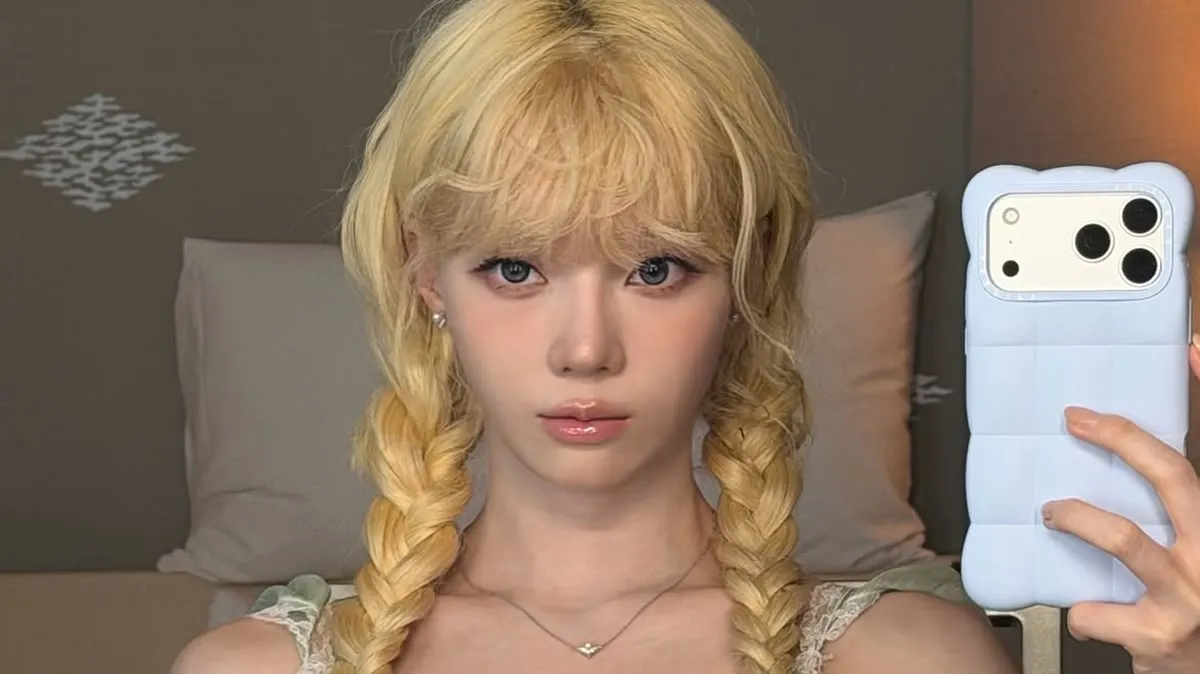 El impactante cambio de look de Winter de aespa con cabello rubio y peinado de dos coletas
