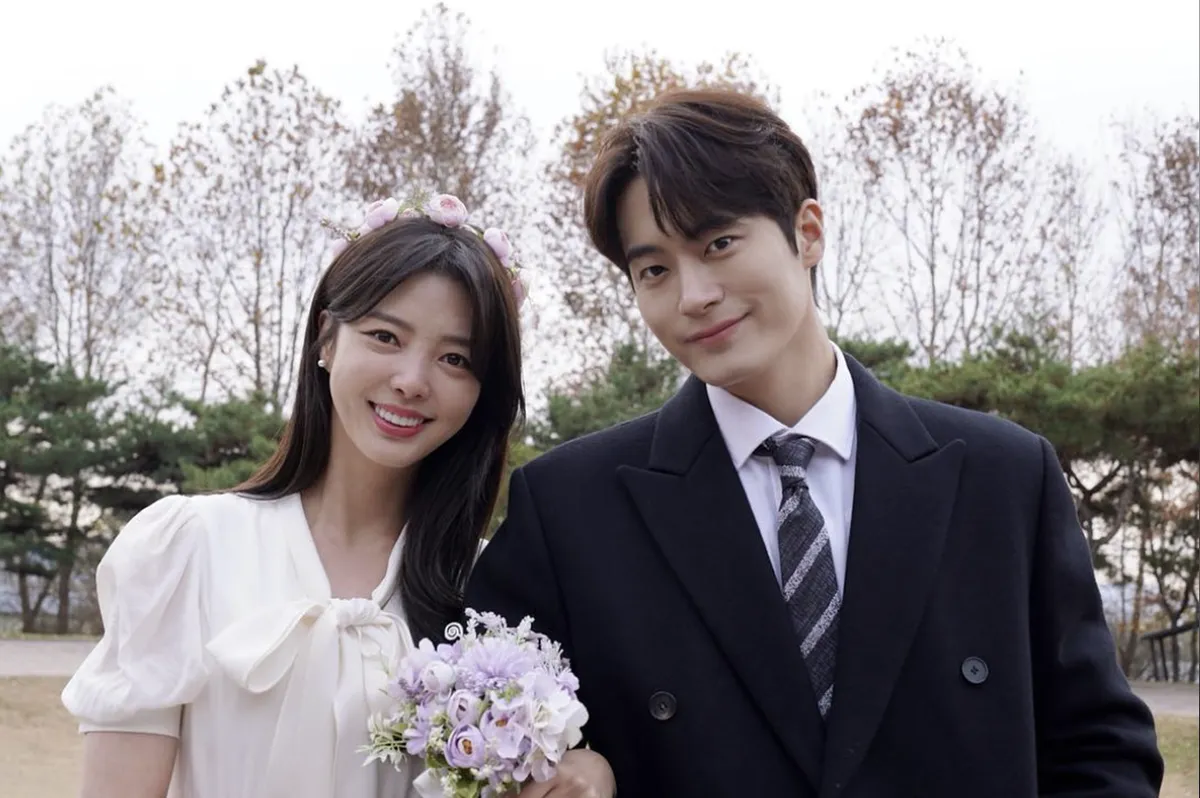 엄현경, MBC 연기대상 뒤 꽃길 산책…환한 미소로 전한 근황