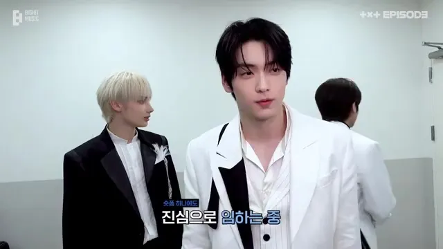 TXT, KM 차트 어워즈 무대 뒤 반전…거울 앞 점검하다 웃음 터졌다