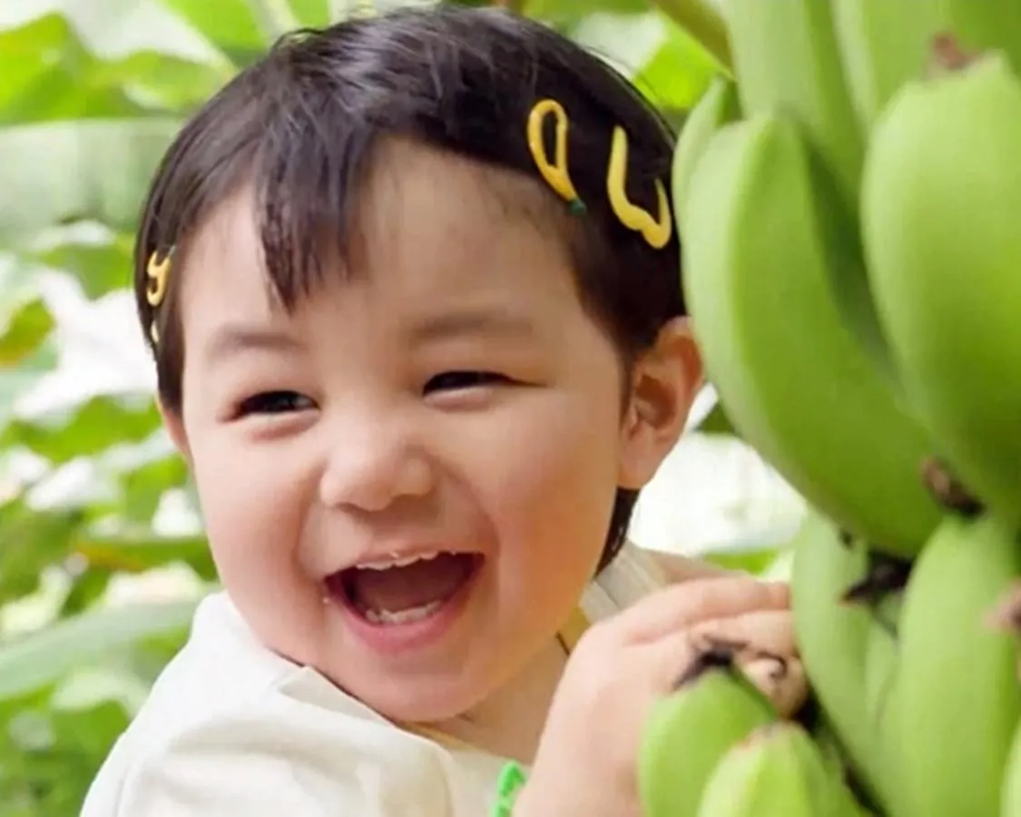 17-Month-Old Haru Shows Bright Smile After Successful Banana Harvest