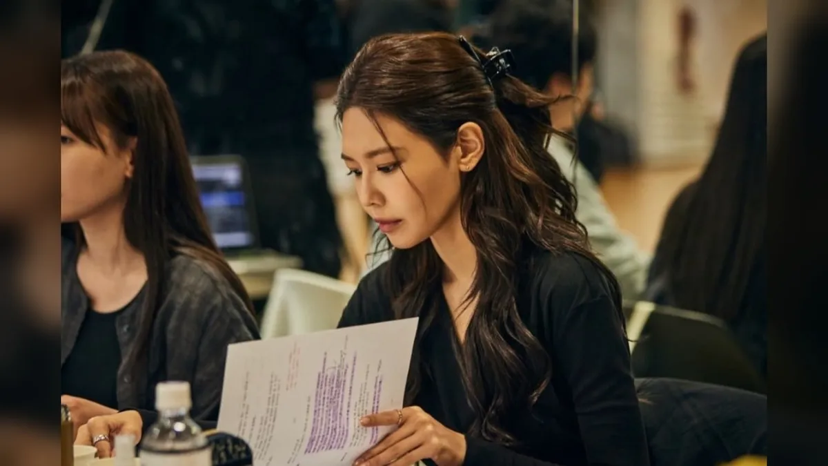 Yuri Takes Affectionate Selfie with Sooyoung in 'The Merchant of Venice' Dressing Room